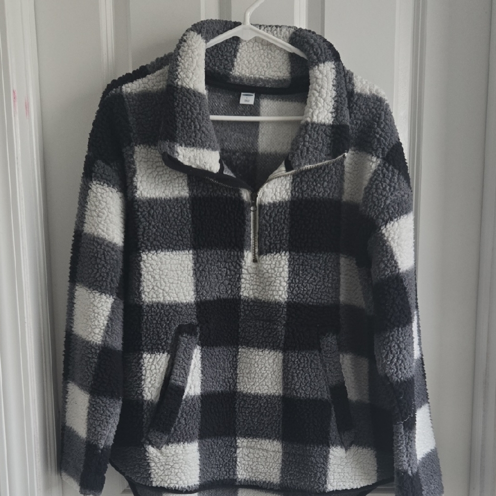 Old Navy Black and White Fleece Pullover - Picture 1 of 3